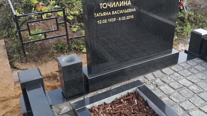 Гранитная ваза незаметна