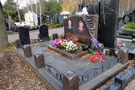 Широкое надгробье на двух покойных с прямоугольным цветником